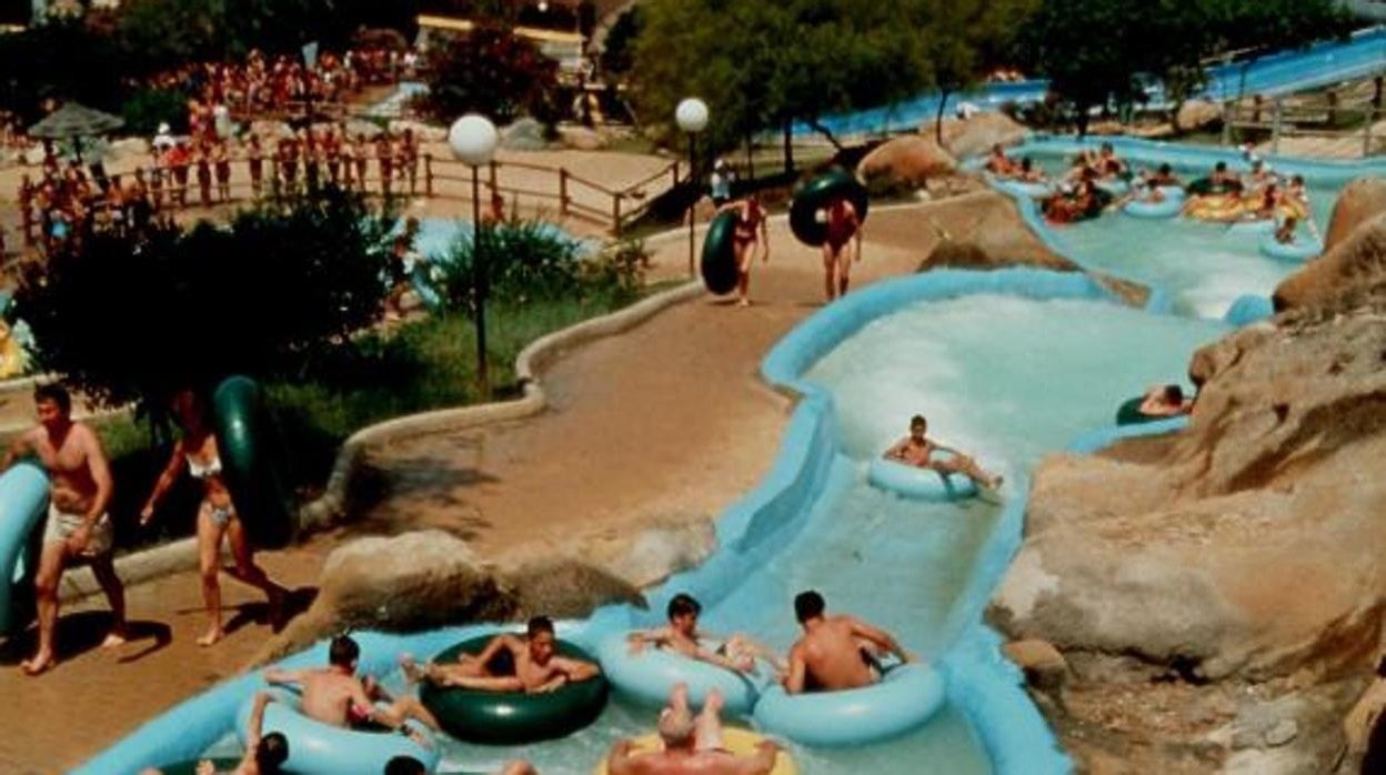 Bañistas en Aqualandia de Benidorm