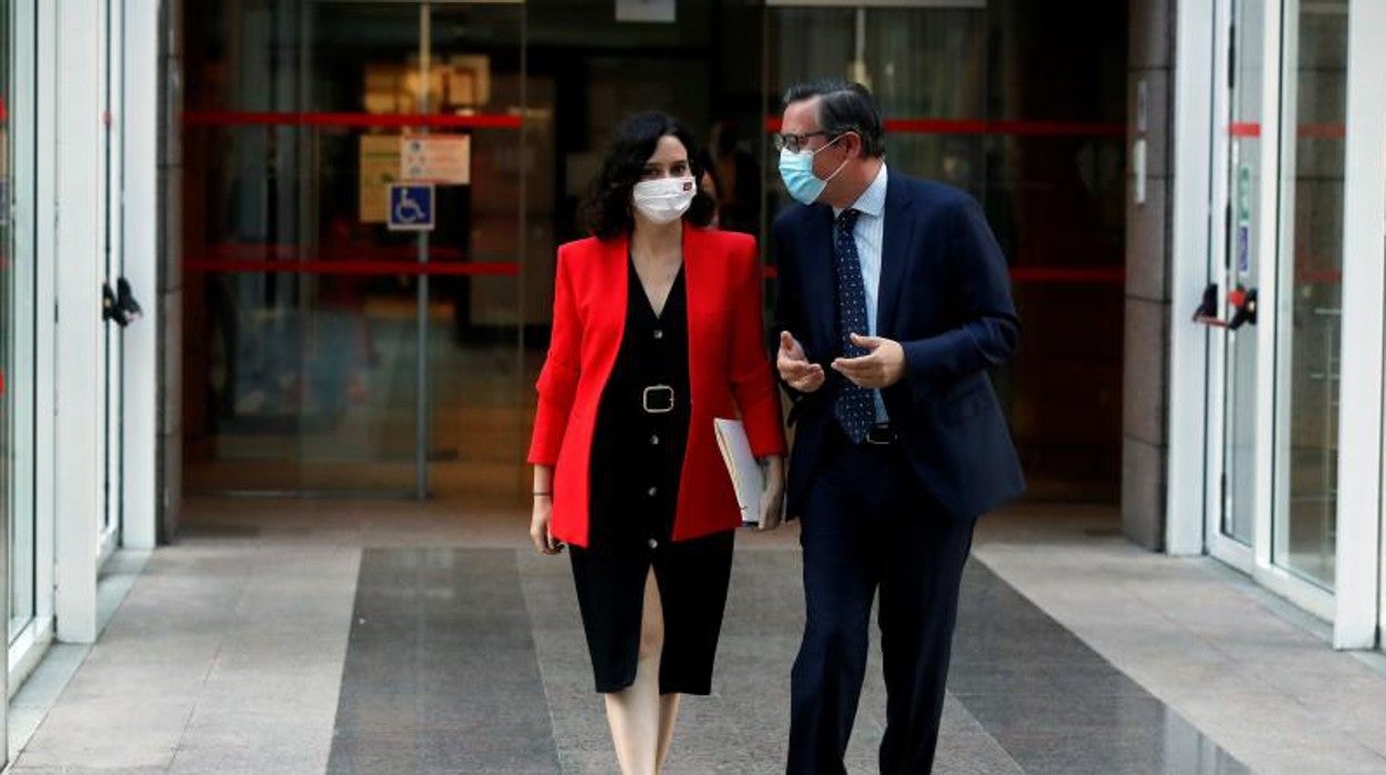 La presidenta de la Comunidad de Madrid, Isabel Díaz Ayuso, con el portavoz popular, Alfonso Serrano
