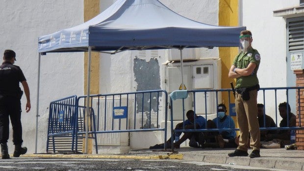 Veinte guardias civiles heridos en Melilla tras abortar el intento de entrada de 150 inmigrantes