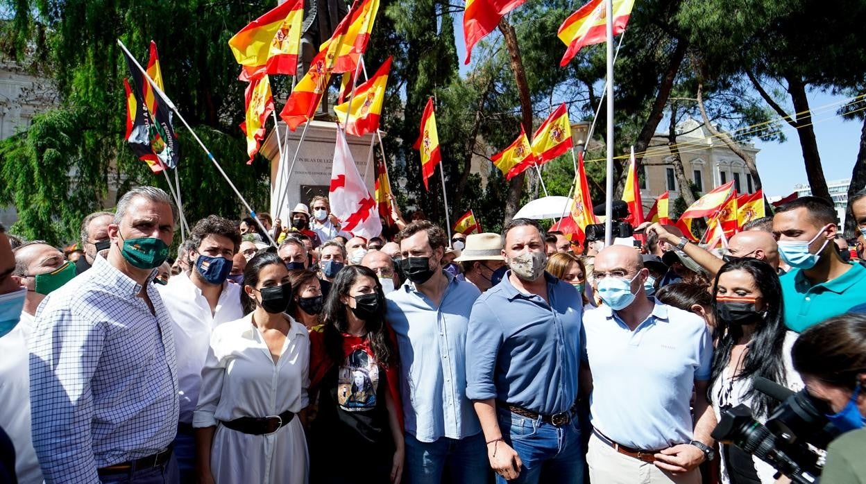 La ejecutiva de Vox, durante la manifestación contra la indultos