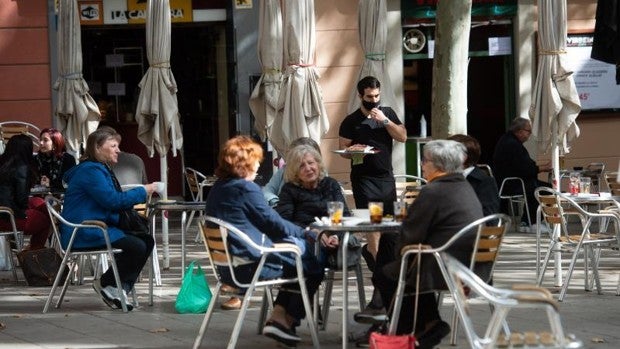 Cataluña elimina el límite de diez personas en reuniones sociales y familiares