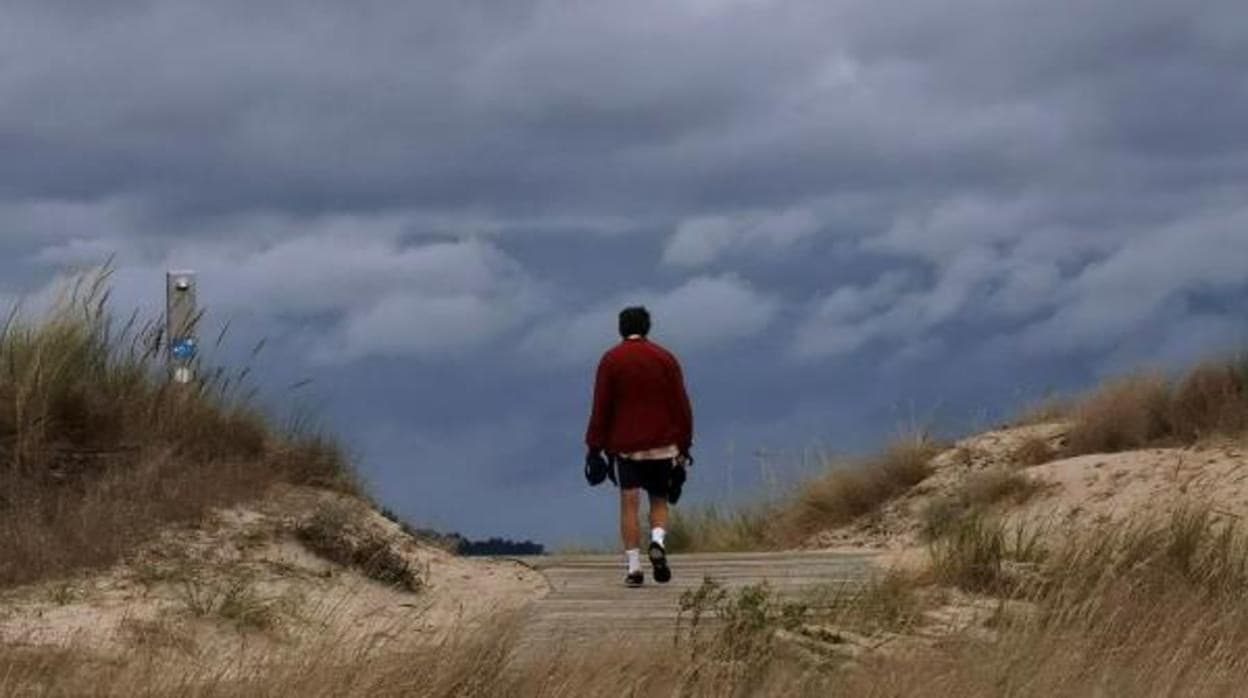 Un hombre camina por la playa Grande de Miño (La Coruña) en una imagen de archivo