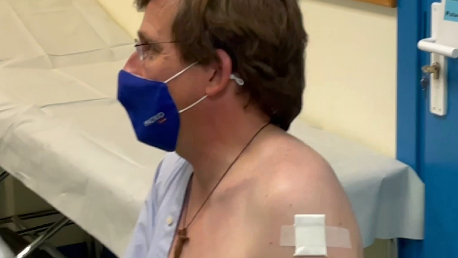 Almeida, vacunado con Pfizer en el centro de salud de Hortaleza: «Los cuarentones ya estamos ahí»