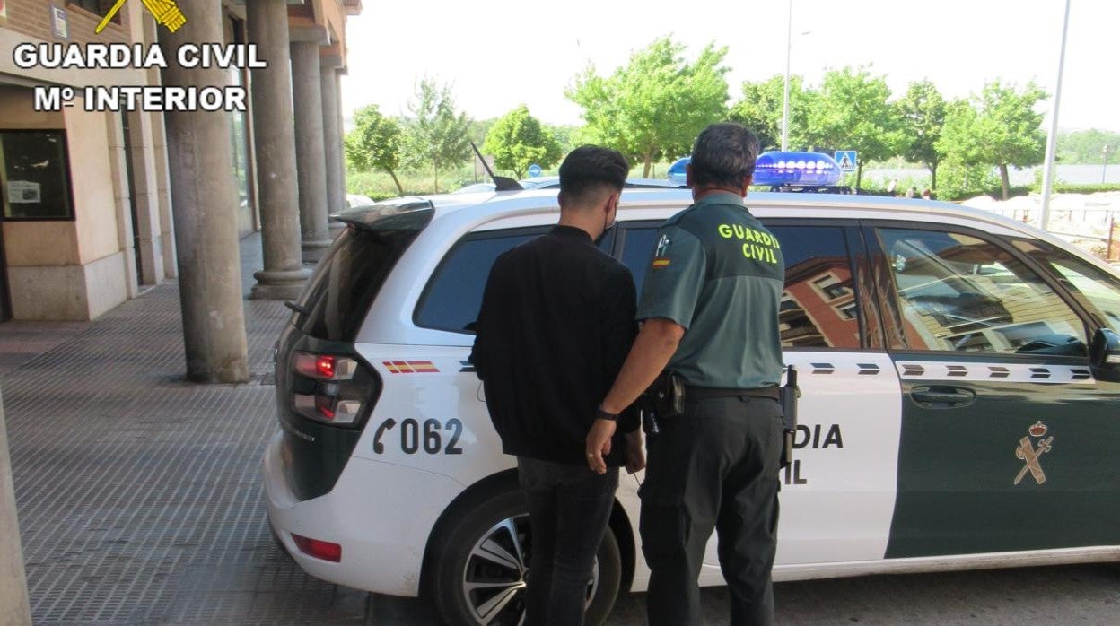 Momento en el que un agente se lleva al joven detenido