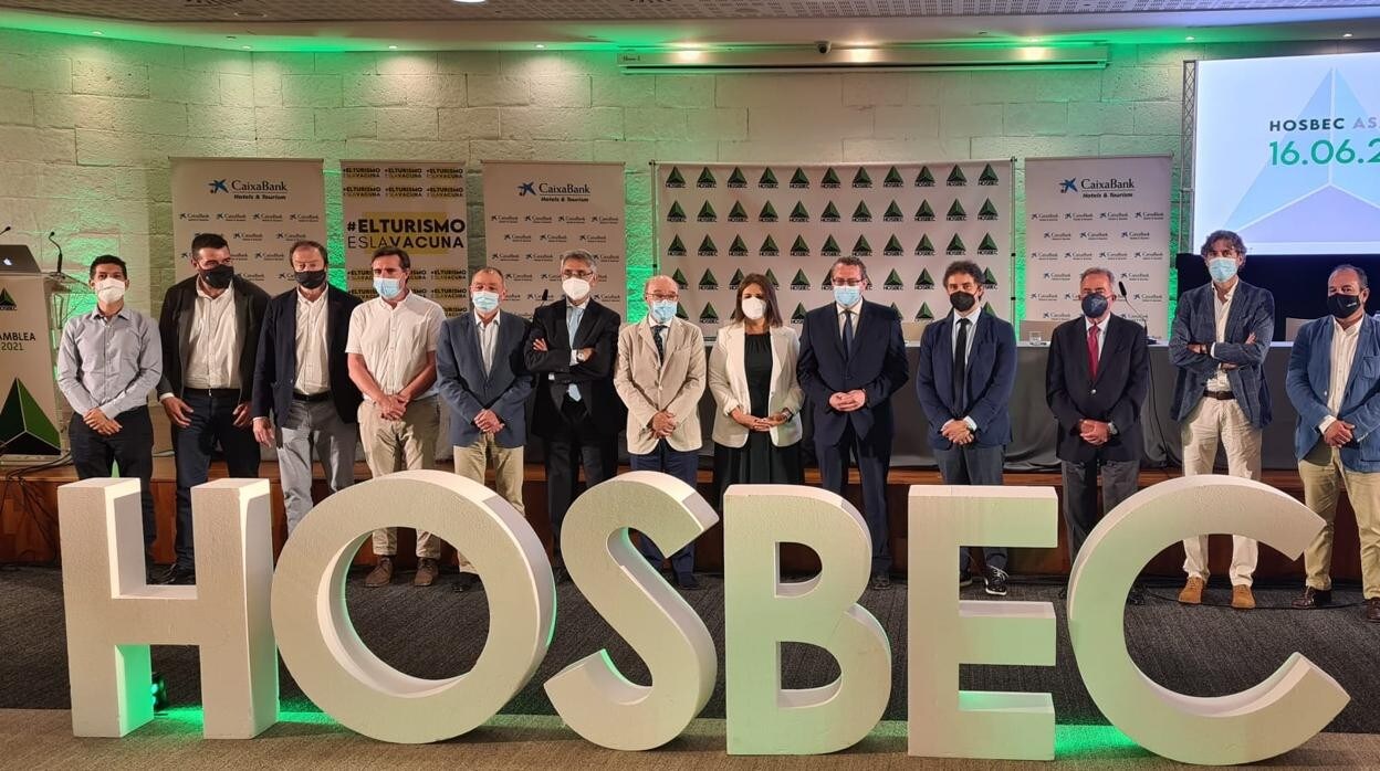 Dirigentes hoteleros y políticos presentes en la asamblea general de Hosbec, este miércoles en Benidorm