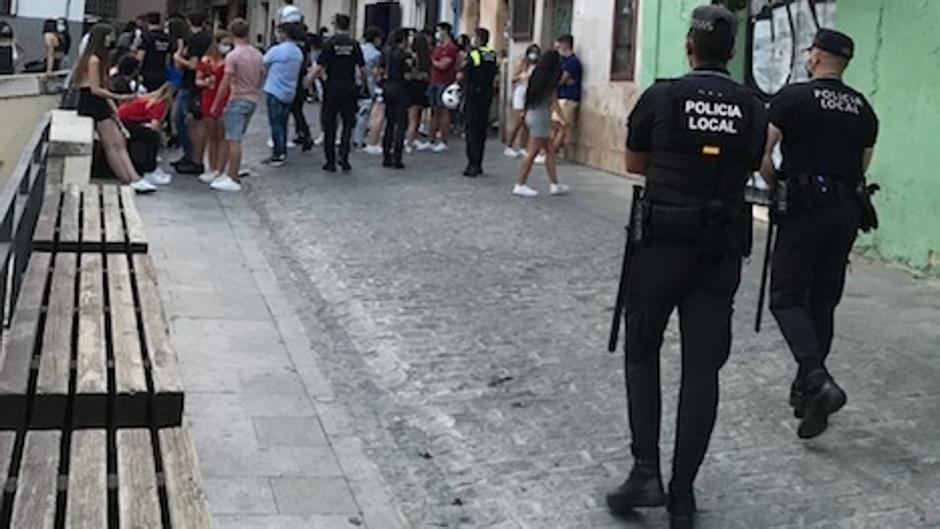 Aglomeraciones de jóvenes en el casco antiguo de Alicante sin distancia de seguridad ni mascarillas