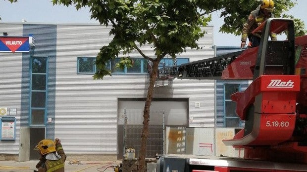 Muere un bombero durante la extinción de un incendio en un taller de Barcelona