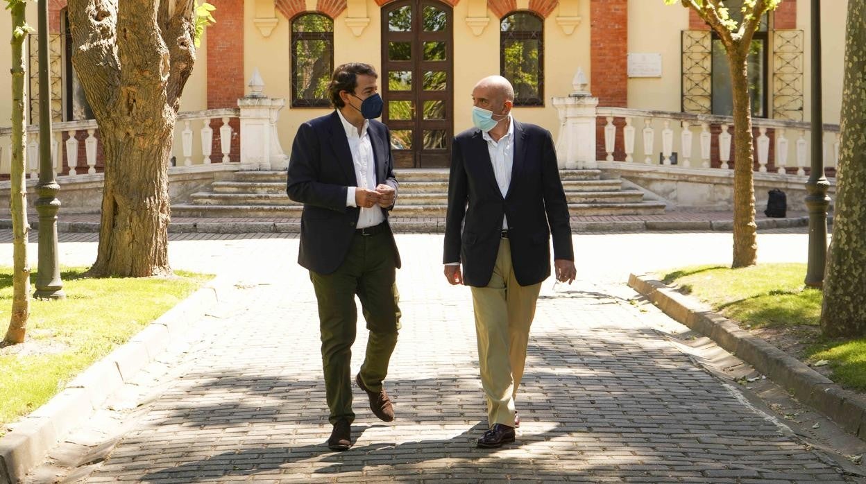 Carnero, durante el encuentro mantenido en mayo con el presidente de la Juntas tras salir del hospital