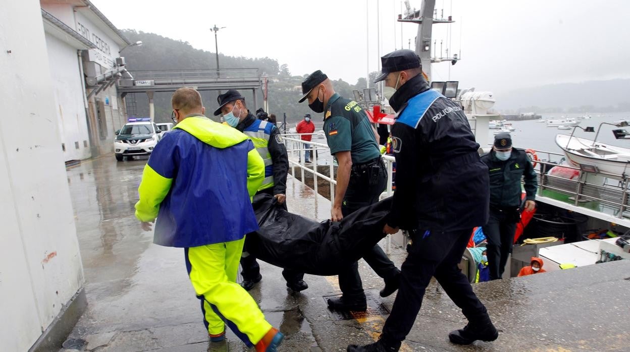 Rescate del cuerpo del marinero que desapareció tras irse a pique la nave