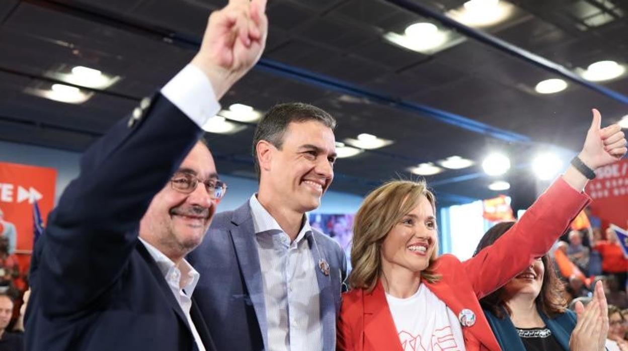 Pedro Sánchez, con el presidente Lambán y la delegada del Gobierno en Aragón, la sanchista Pilar Alegría, en una imagen de archivo
