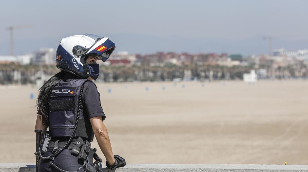 Imagen de archivo de una agente de la Policía Nacional en Valencia