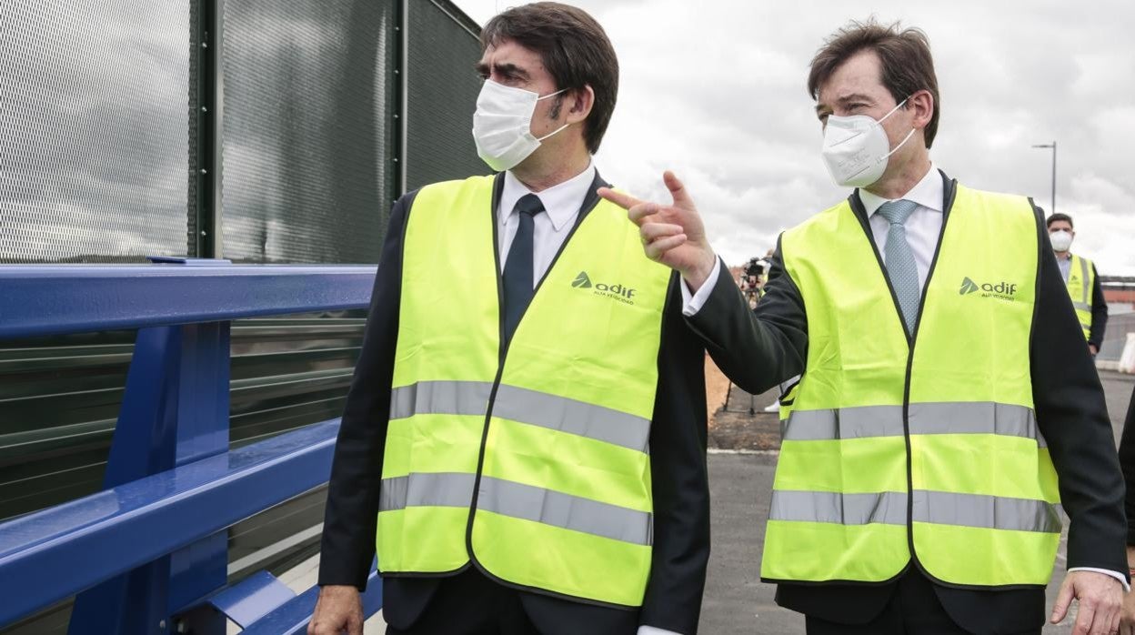 El director general de Adif Alta Velocidad, Juan Pablo Villanueva, el consejero de Fomento y Medio Ambiente de la Junta de Castilla y León, Juan Carlos Suárez-Quiñones, ayer en León