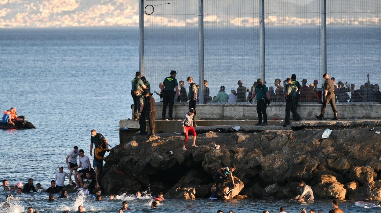 Más de 3.000 marroquíes entran irregularmente en Ceuta ante la pasividad de las fuerzas de seguridad del país vecino