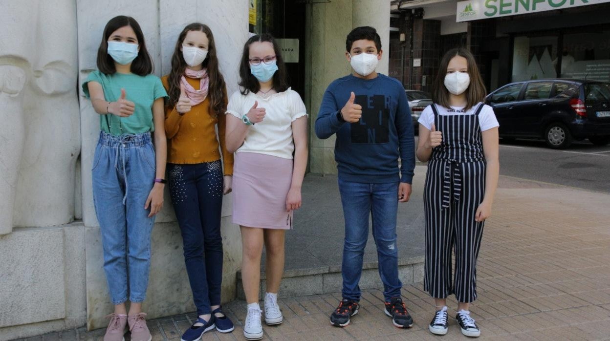 Carla Lozano, Javiera Paz Soto, Claudia Tarín, Gabriela Villa y Juan Zarza, que estudian en el CEIP La Candelaria de Zamora, ganaron el premio