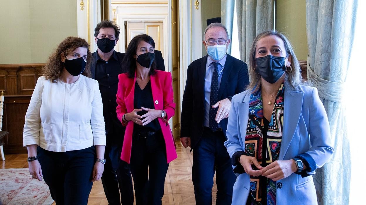 Pardo de Vera, el alcalde de Santiago, Sánchez Bugallo, y Ethel Vázquez, esta mañana en Santiago