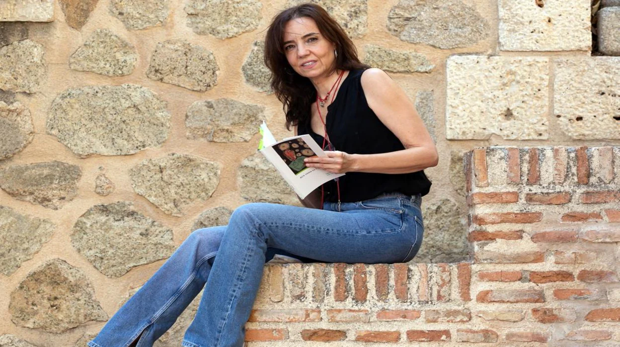 Pilar Bravo posa para ABC en Roca Tarpeya con su libro 'Aún todo es temprano'
