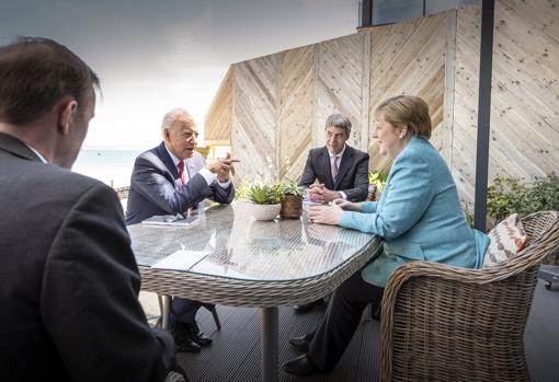 Joe Biden y Angela Merkel mantienen una conversación durante la última cumbre de la OTAN celebrado en Bruselas