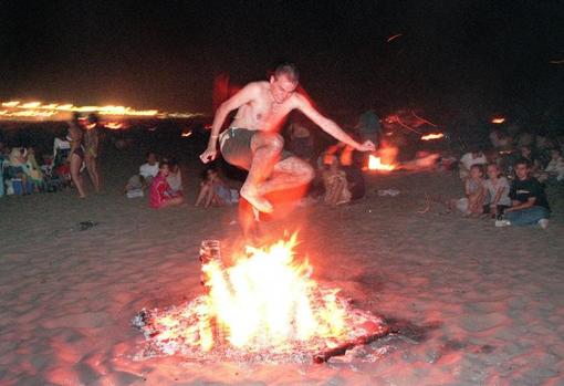 Jóvenes celebrando la Noche de San Juan en una playa de la Comunidad Valenciana, antes de la panademia