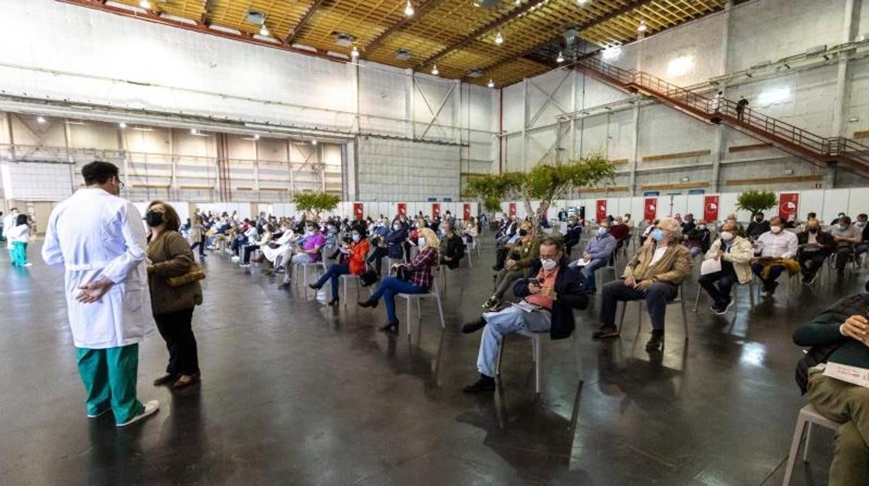 Personas esperando en un «vacunódromo» montado en Alicante