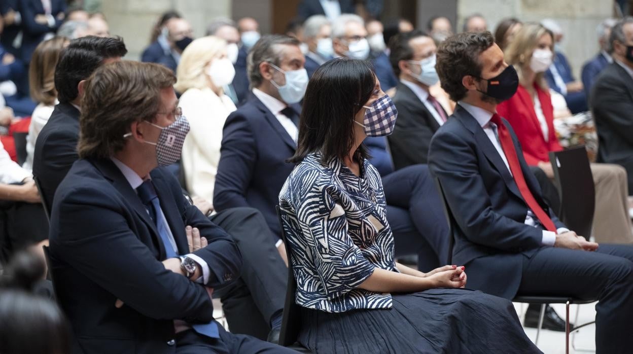 La delegada del Gobierno, Mercedes González, entre Almeida y Casado