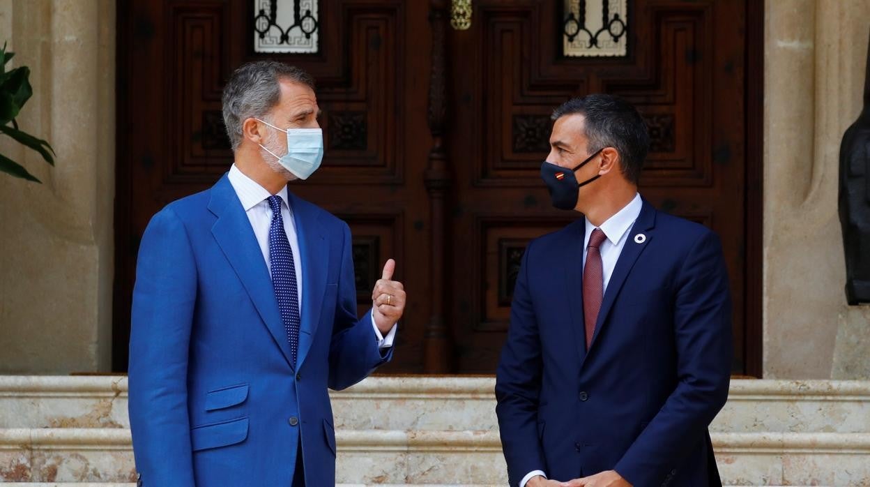 Felipe VI junto al presidente Pedro Sánchez