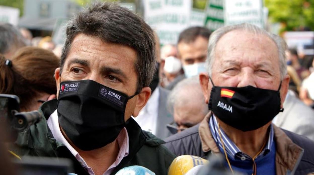 Carlos Mazón, con los regantes en una protesta en Alicante contra los recortes del trasvase