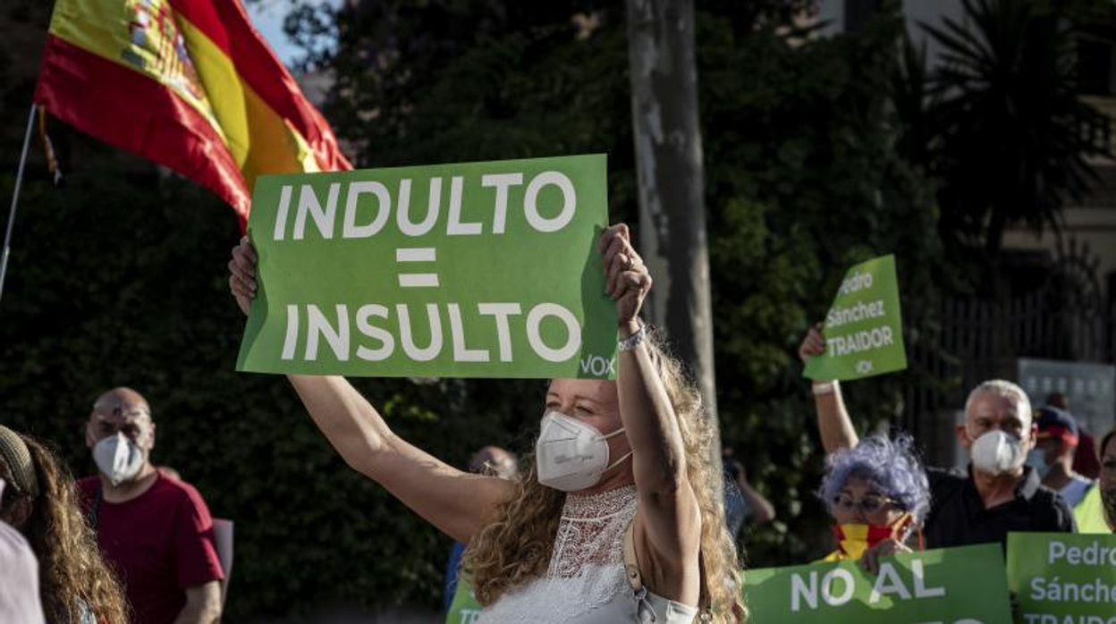 Manifestantes, hoy, en Barcelona, contra los indultos a los condenados por el 1-O