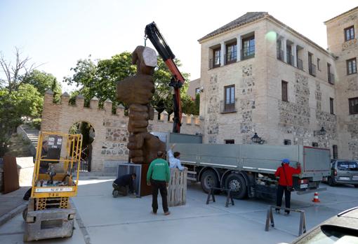 Un momento del montaje con grúa de la escultura