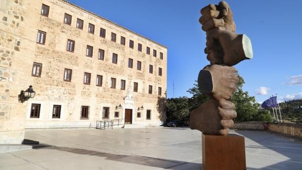 Instalan en las Cortes una espectacular escultura de 6 metros en homenaje a los muertos por Covid