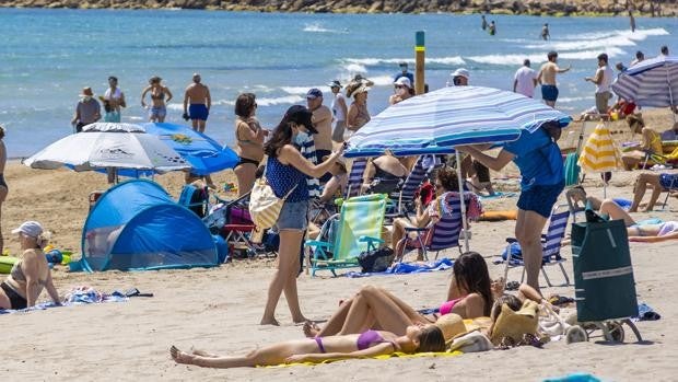 Restricciones y mascarilla en la playa para el festivo de San Juan en Valencia