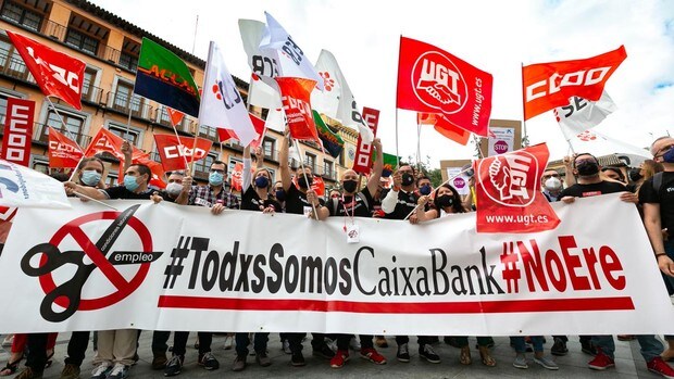 Unas 200 personas protestan en Toledo contra la salida de 235 empleados de CaixaBank en Castilla-La Mancha