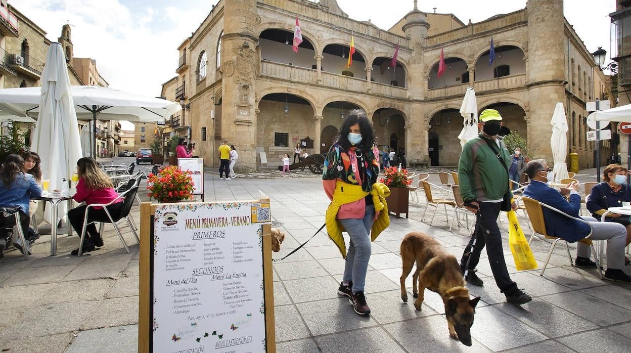 Turistas pasean por el centro de Ciudad Rodrigo, Salamanca