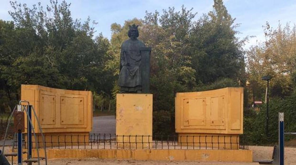 La escultura de Alfonso X El Sabio se encuentra en el parque de las Tres Culturas