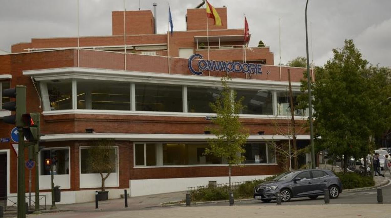 Fachada de Commodore, ubicado en la plaza de la República Argentina