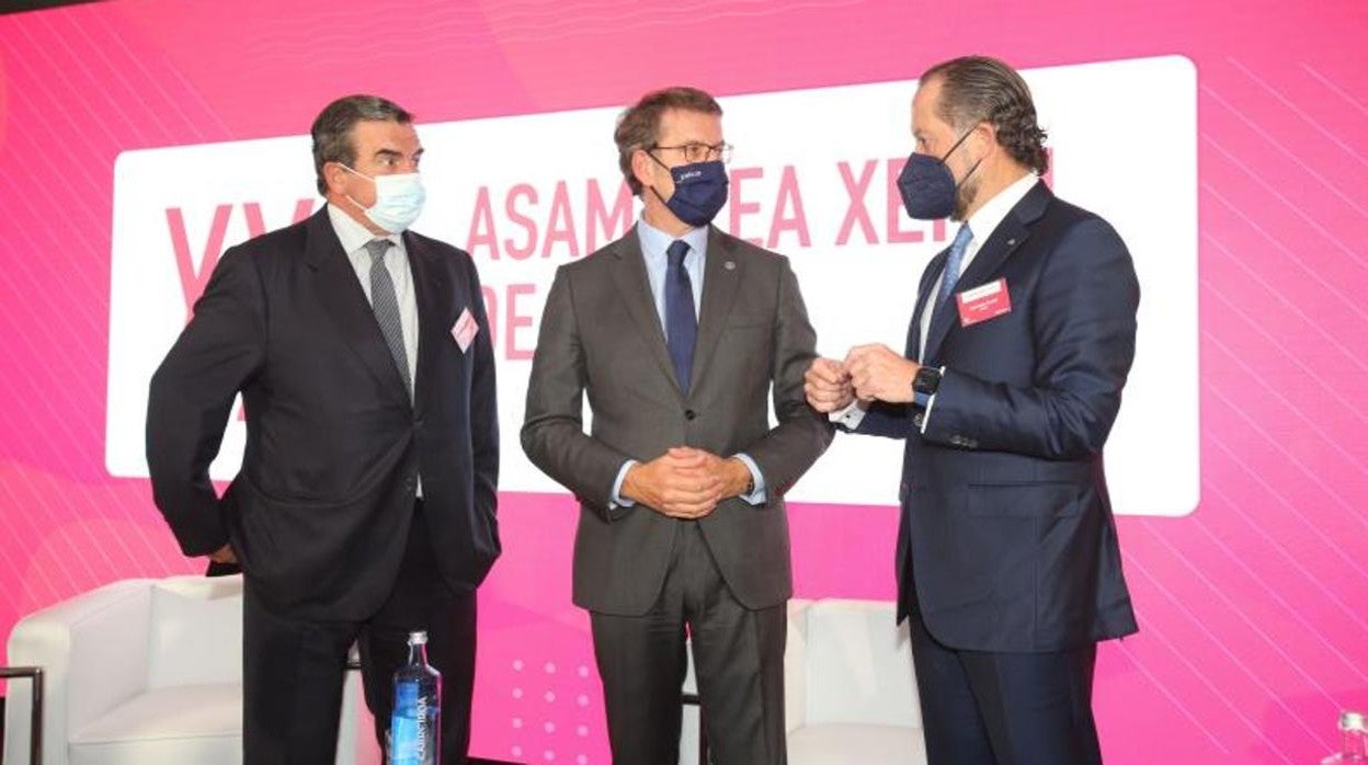 Feijóo charla con Escotet, presidente de Abanca, en la Asamblea de la asociación de empresa familiar