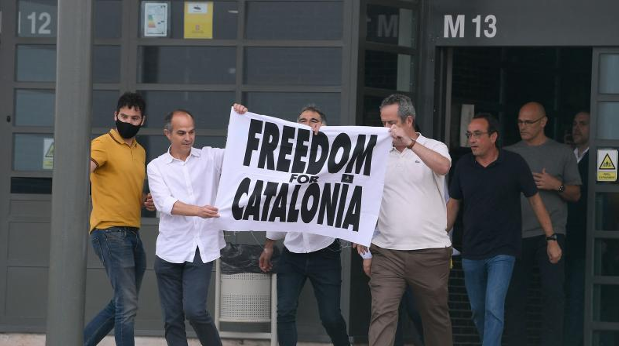 Momento en el que los siete presos de Lledoners salen, hoy, de la cárcel