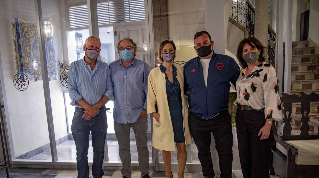 Los propietarios Alejandro Hernández y Mónica Ángulo posan en el patio del hotel con el arquitecto, Benjamín Juan Santágueda, el constuctor Marian Damian y la pintora Araceli Torán