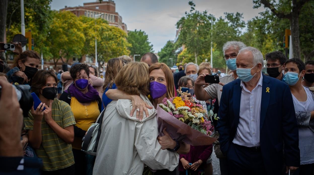 Carme Forcadell sale de la cárcel entre aplausos y un gran recibimiento / Aragoès pide una solución al conflicto que pase por la amnistía y el referéndum