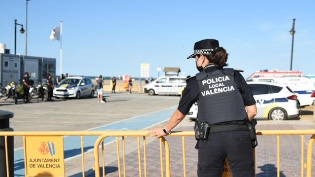 La Noche de San Juan se salda con aglomeraciones de cerca de un millar de personas en un parque de Valencia