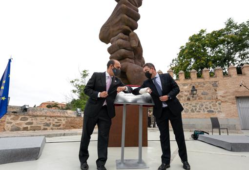 Bellido y Page se saludan ante la escultura