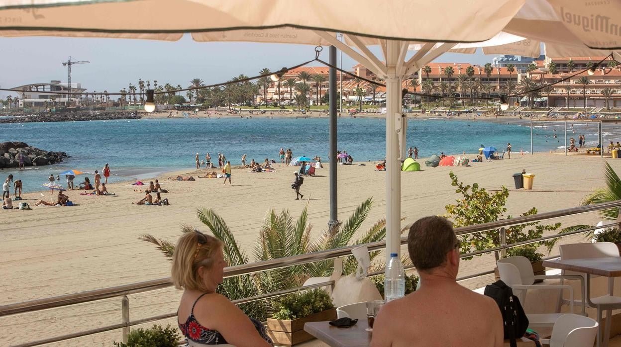 Turistas disfrutando de la playa y el buen tiempo en Tenerife