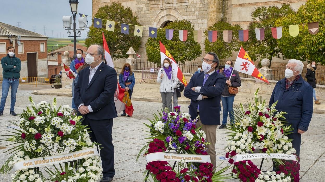 El presidente del CES, Enrique Cabero(I), el alcalde de Villalar, Luis Alonso Laguna, y el ex alcalde, Félix Calvo, en la ofrenda en Villalar durante la celebración del último día de Castilla y León