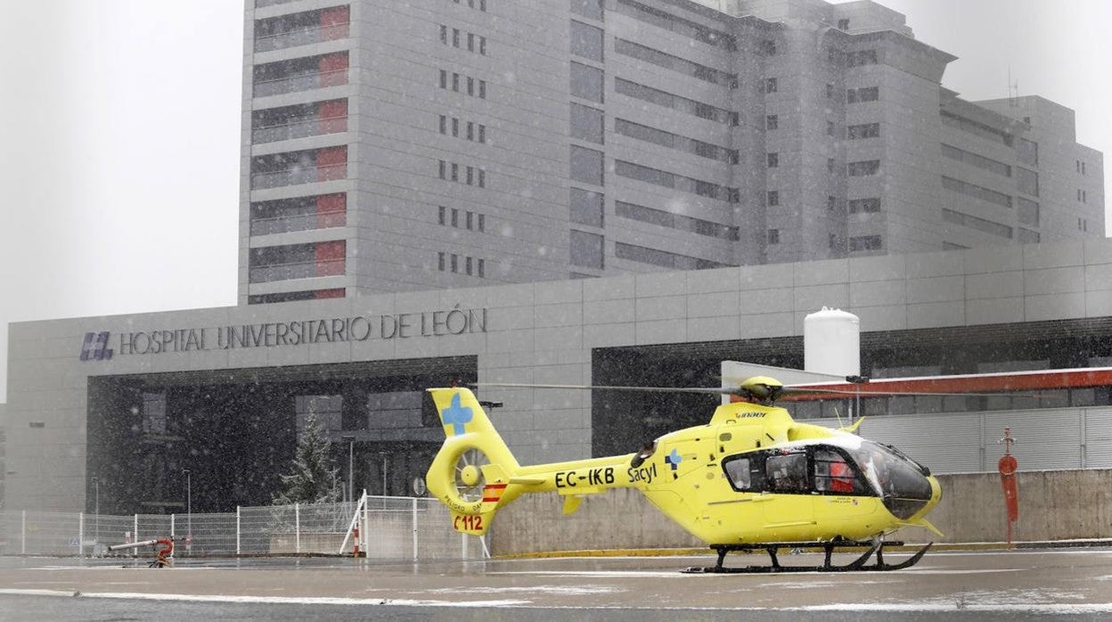 Foto de archivo de un helicóptero del 112 Castilla y León en el Hospital de León