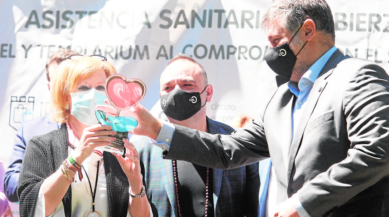 Los profesionales de Atención Primaria del Bierzo recibieron ayer un homenaje del Círculo Leonés