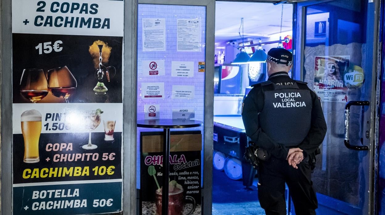 Imagen de archivo de un agente de la Policía Local de Valencia frente a un local de ocio nocturno