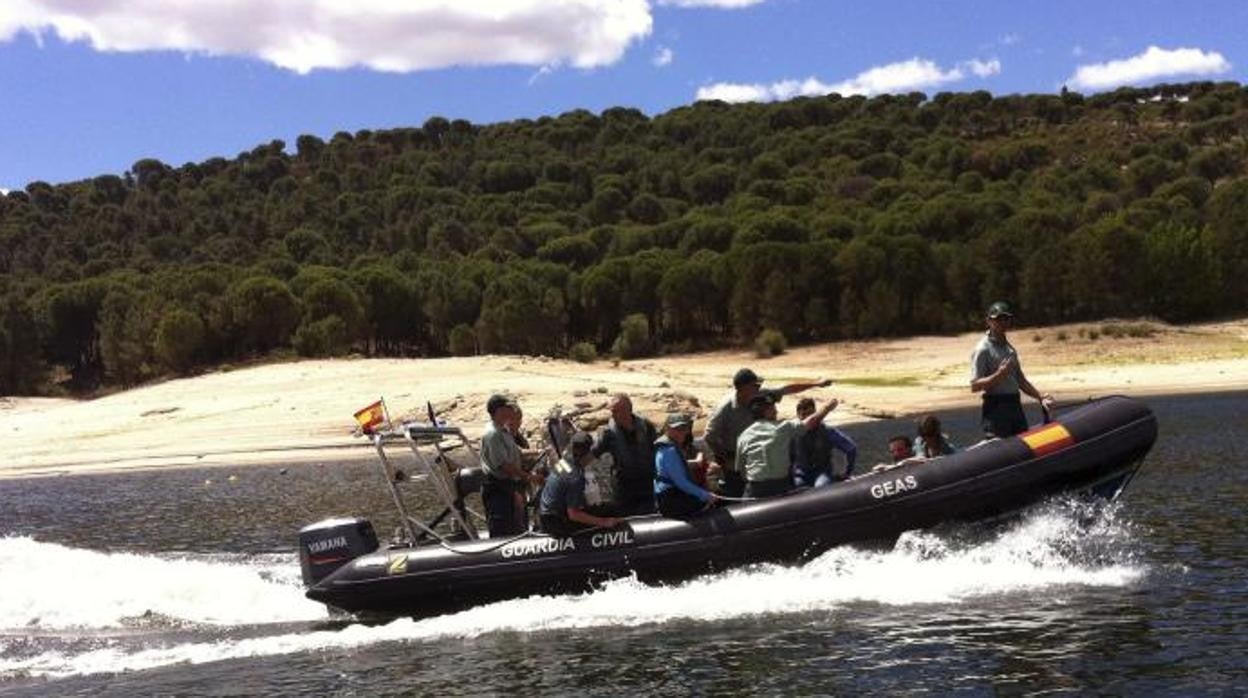 Una lancha del GEAS de la Guardia Civil, en el pantano de San Juan