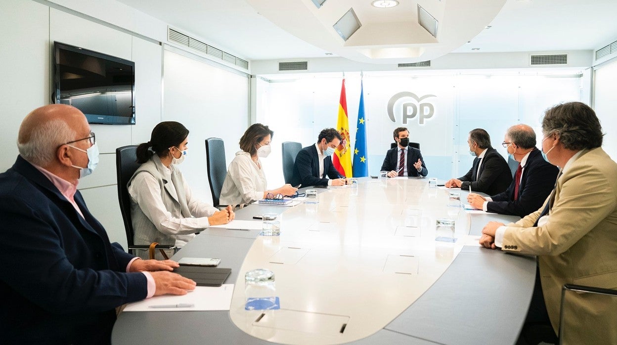 Pablo Casado preside la reunión de su equipo jurídico, hoy en Génova