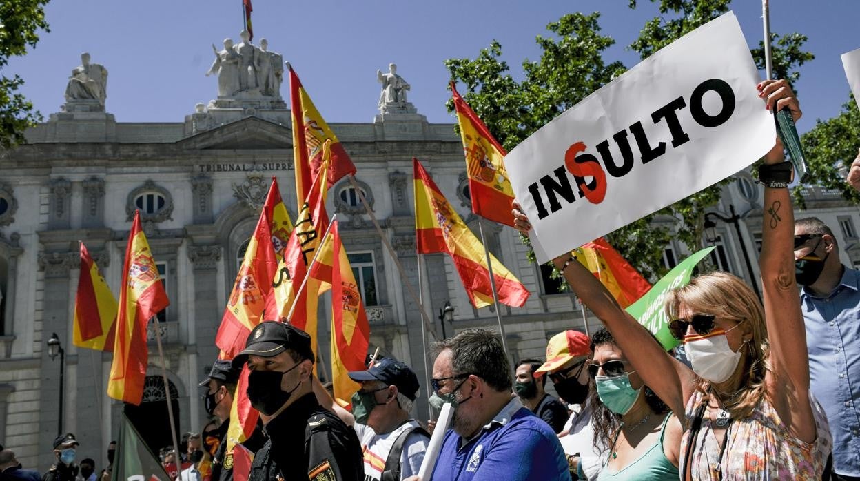Simpatizantes de Vox, a las puertas del Supremo, durante la comparecencia de Abascal