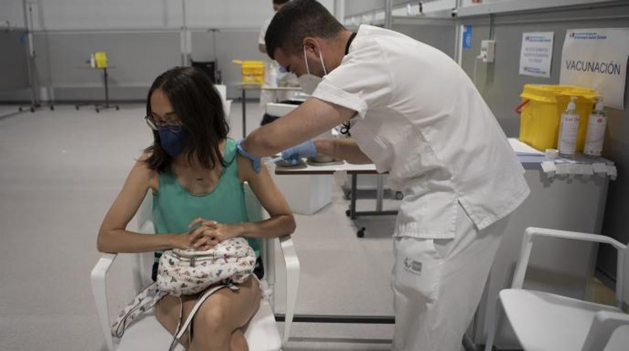 Un sanitario inyecta una vacuna contra el Covid-19 en el Hospital Isabel Zendal