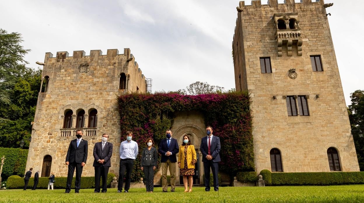 Las autoridades asistentes al acto de este sábado en el Pazo de Meirás